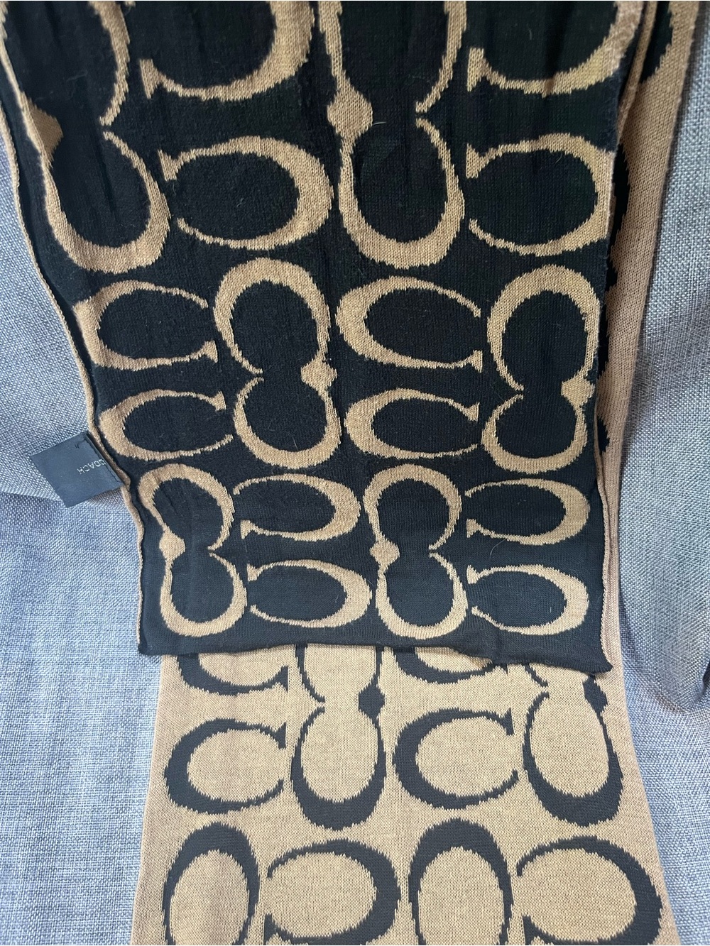 Coach Signature C Knit Scarf in Black and Tan